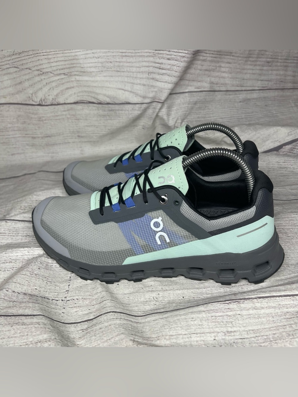 On Running Men’s 8.5 Grey/Black Alloy Cloudvista Trail Shoes